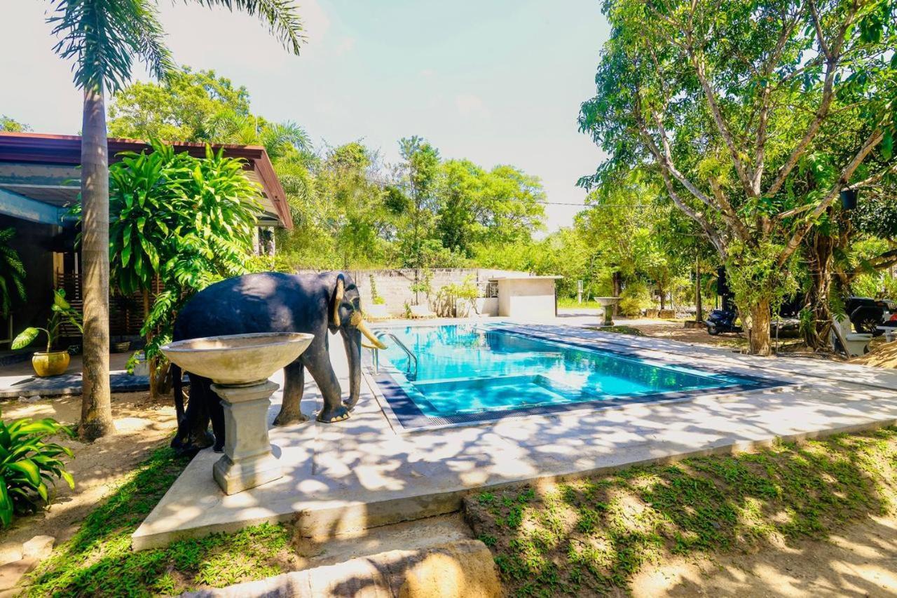 Rathnapriya Oasis Hotel Ampara Exterior photo